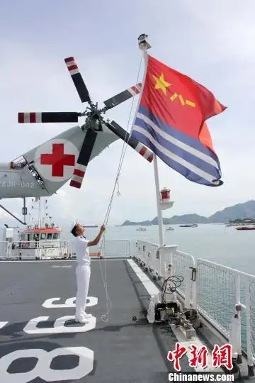 中国海军和平方舟医院船离开东帝汶帝力港时,信号兵降下船艉海军军旗.