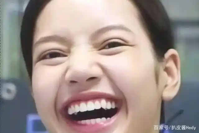 许多黑粉甚至贴上丑照侮辱她,"lisa就是从泰国来韩国赚韩国人钱的"