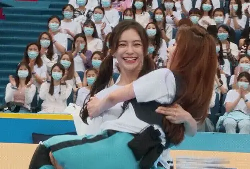 张含韵被angelababy公主抱baby男友力满分可爱小女孩值得抱抱