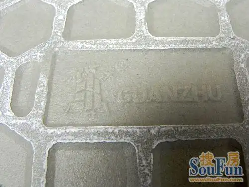 导购员告诉小编,在瓷砖后面四个角都有冠珠的防伪标识,选购的时候要