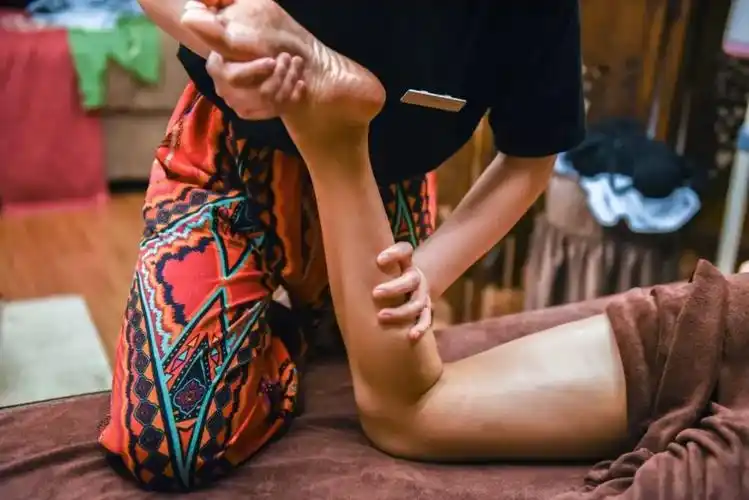 身后的繁华渐渐远离, 袅袅香气缭绕,熏香精油按摩, 首先是腿部按摩