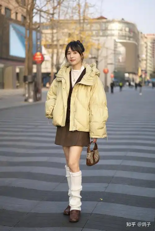 看街拍 识包包:gucci经典款- jackie 1961手袋穿搭示范