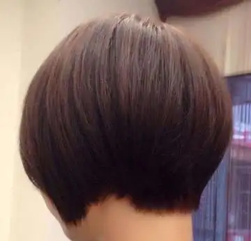 沙宣头发型,要将发丝用油头效果打理,女孩子尖头顶的沙宣短发发型,要