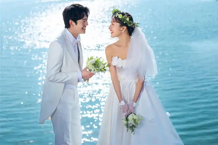 情侣拍婚纱照多少钱(情侣拍婚纱照的费用是多少)