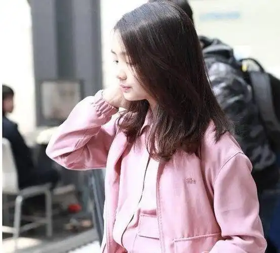 12岁黄多多黑丝袜淑女范10岁森碟活力少女感机场风大不同