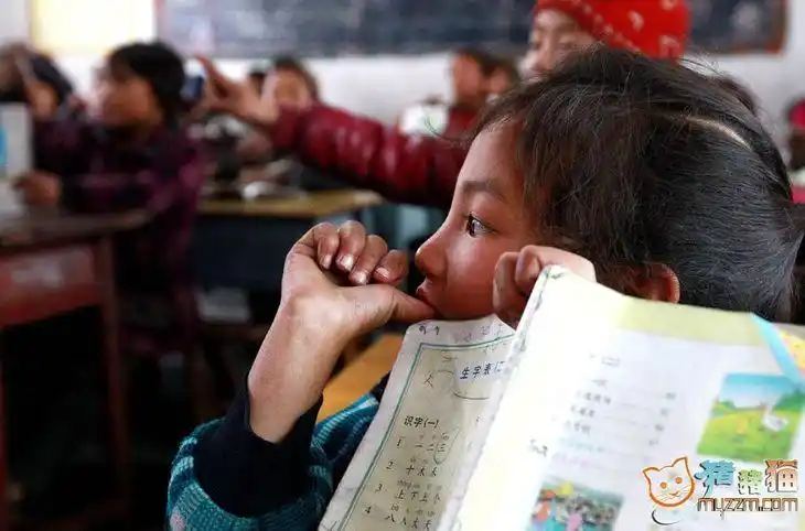 高清:四川山区贫困生饿肚子上学
