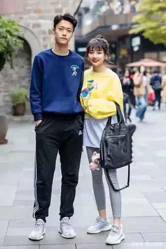 登对的时尚情侣,在街头展示浪漫与柔情,美丽女孩是如此小鸟依人