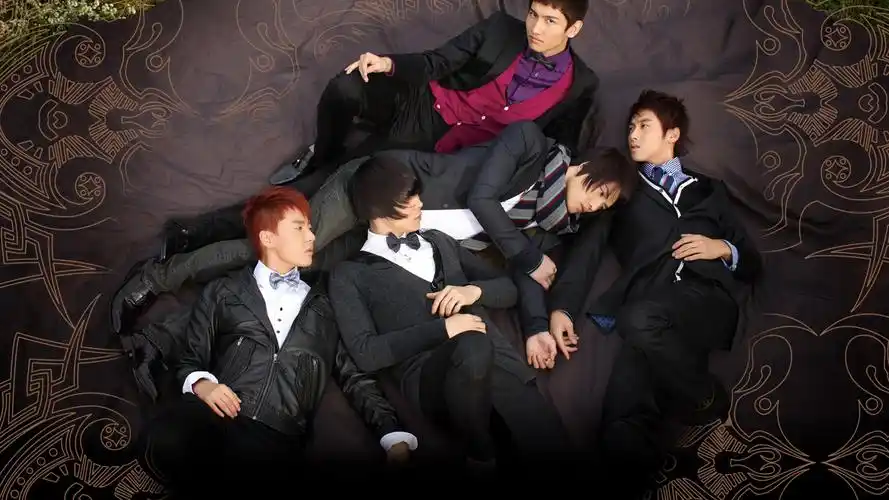 我想要一张这样的东方神起的壁纸图,,大一点的,,拜托了