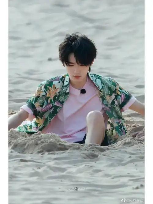 宋亚轩海边饭拍图,怎么拍的这么好看啊!