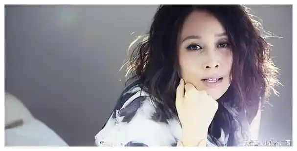 那英孙楠亲吻旧照被扒 尺度巨大画面震撼