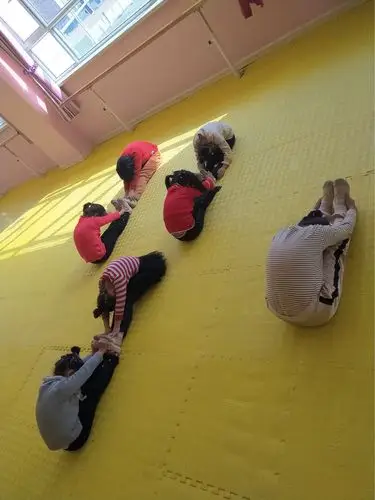 看我们的前压腿