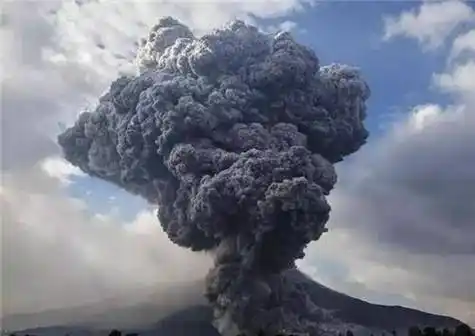 5月8日,已经预警多时的培雷火山再也按耐不住,炙热的火山物质,包括