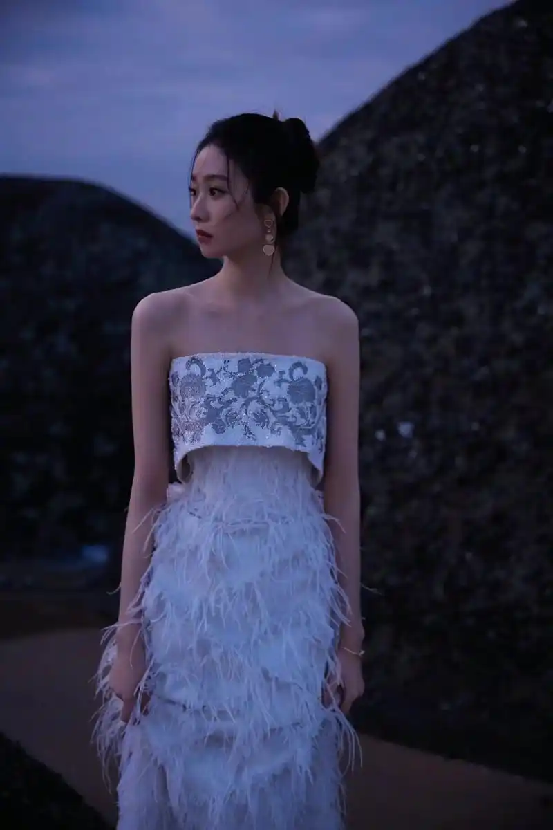 张艺凡金鸡奖造型图,白色抹胸羽毛裙,在海边氛围感拉满,优雅迷 - 抖音