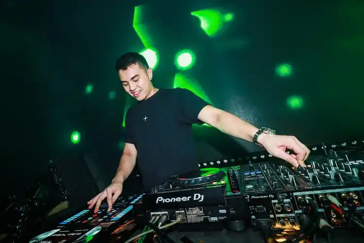 玩转跨界一加携手专业dj成功演绎手机打碟秀