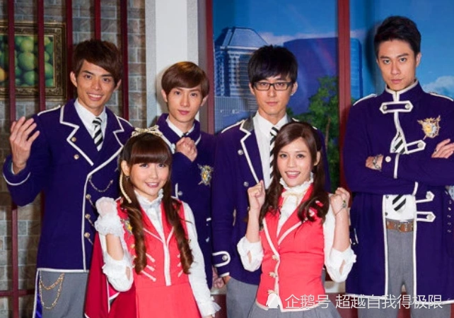 还记得《萌学园》的大甜甜吗?摘下眼镜后,才知道啥叫御姐脸