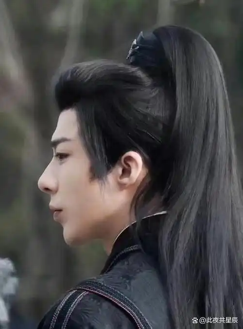 最近的古装剧男主角的发型引起了广大网友们的关注和讨论.
