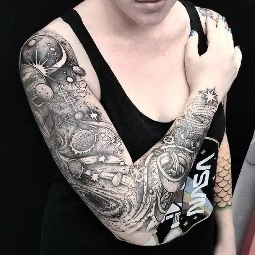 小星球纹身 男生手臂上小星球纹身小花臂图片