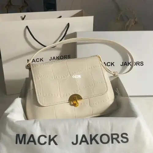 包是特别实用的一款包包98989892通勤款包包普遍都是大容积