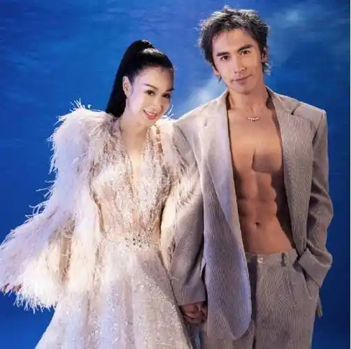 钟丽缇与老公甜蜜拍大片身材傲人气氛暧昧张伦硕裸上身秀腹肌