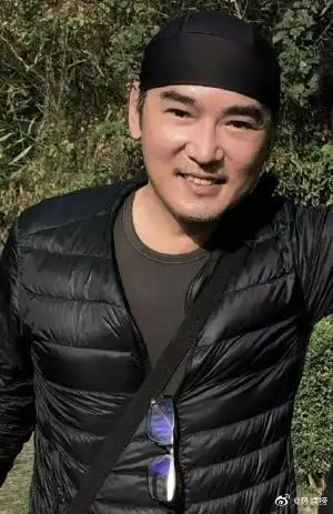 54岁焦恩俊近照状态#焦恩俊发博晒与老师的合照,并配文老师虽然比我