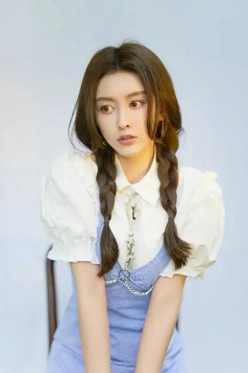 七夕情人节,新人演员周麟嘉发布一组写真大片,用灵动