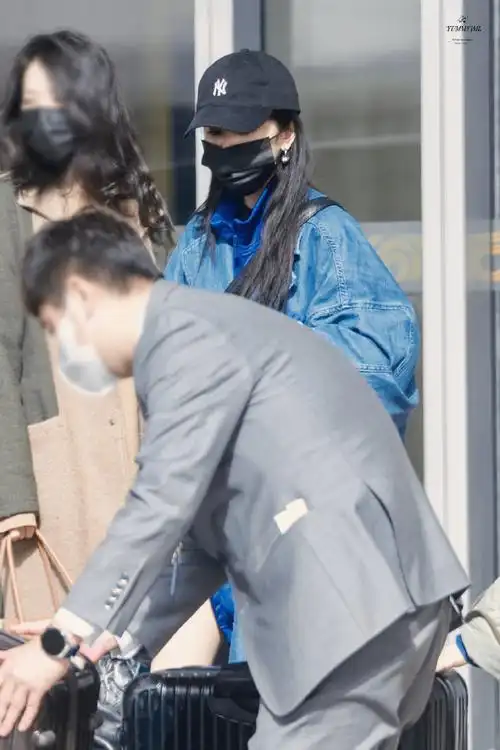 杨幂北京机场路透##杨幂牛仔风衣造型