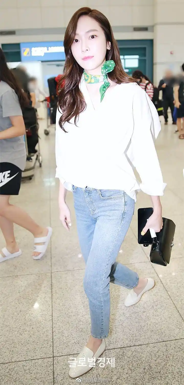 组图郑秀妍白色衬衣牛仔裤现身机场简约时尚又大方
