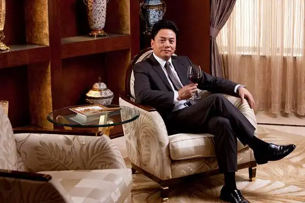 端着红酒的成功商务男士