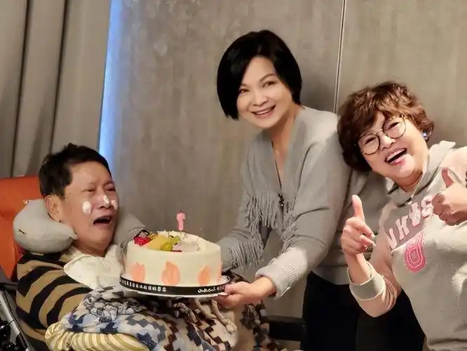 郭淑芬是他在香港的一家酒吧认识的,当时万沙浪还是有名的歌手.