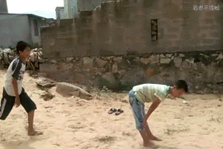 现在小孩子都会千年杀了么? 绿衣小孩儿从此走上了条不归路.