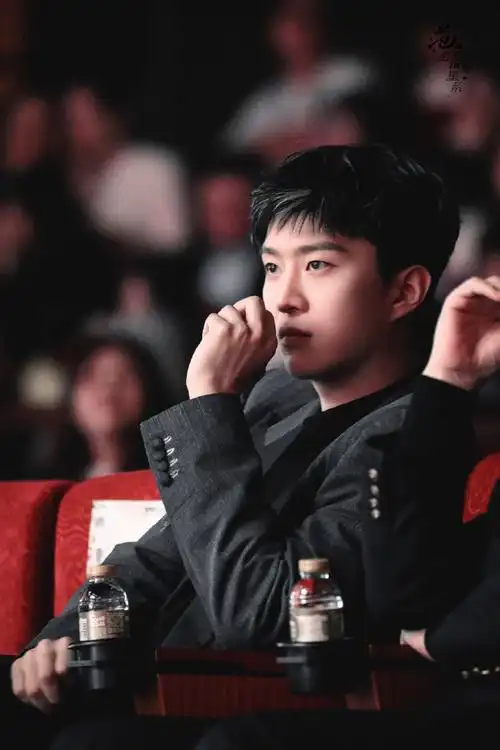 快来接收今日份帅气小丞啦～    @范丞丞adam0616