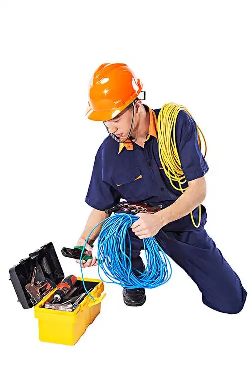 头戴橘色安全帽的工人