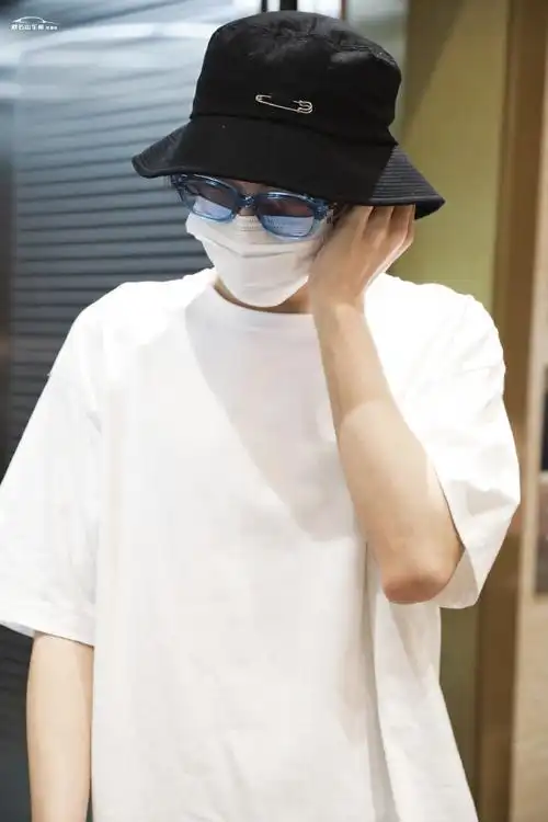 翟潇闻蓝色眼镜