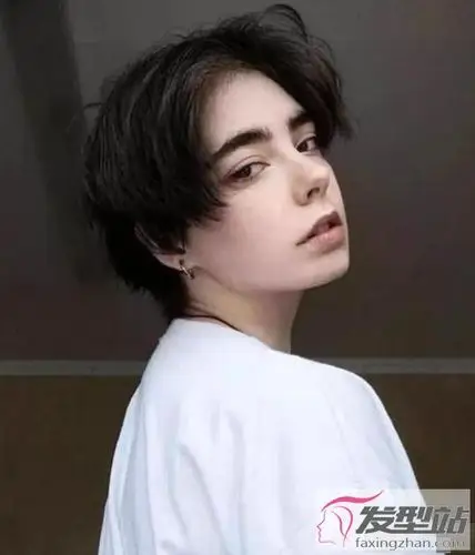适合女生的中性短发 中分造型更利落修颜