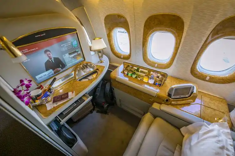 ek209 雅典—纽瓦克 阿联酋航空77w头等舱测评