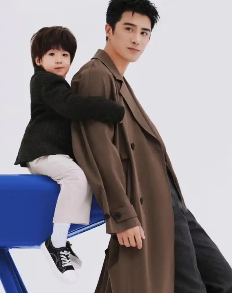 姜潮晒带娃幸福日常,2岁女儿艾米丽喂爸爸吃橘子,表情呆萌像个小大人.