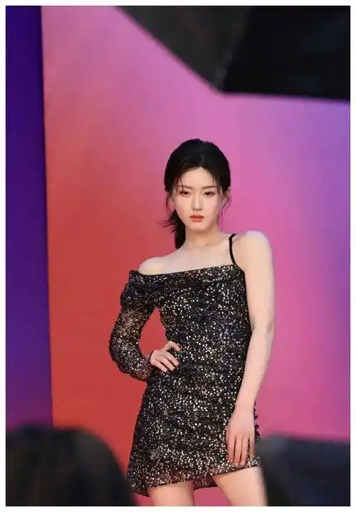 美女演员赵露思今日最新营业照曝光,又甜又时尚,精彩呈现!