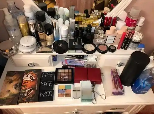 建议女生:化妆品不必买太多,梳妆台常备这几样,完全足够使用了