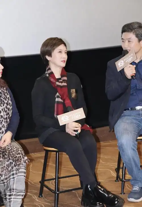 63岁邓婕真是不服老穿牛仔外套配半身裙成熟简约利落大气