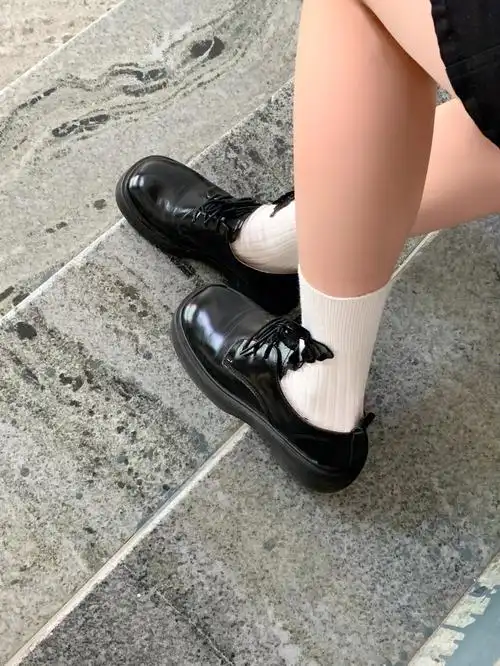 你可以永远相信小皮鞋配白袜子