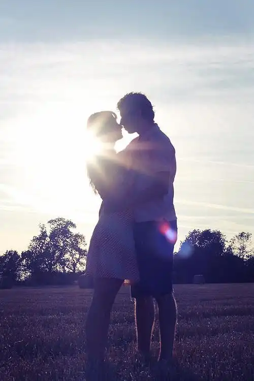 温暖阳光情侣拥抱图集