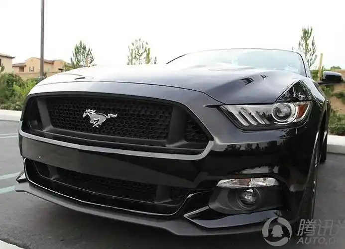 外观没的说,霸气非常的前脸,配合野马的车标,也是美的无敌了,福特这些