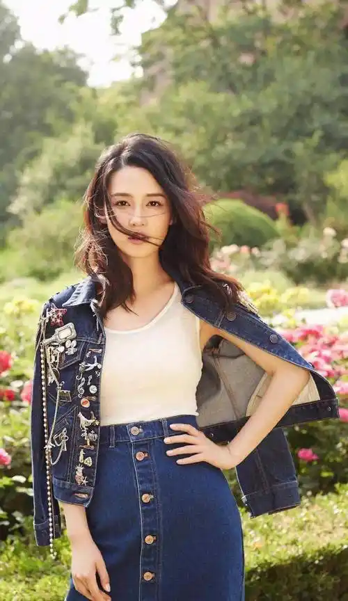 原创身着牛仔短裤面朝大海李沁写真惬意的享受生活太美了