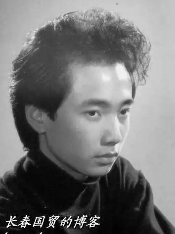 徐峥昔日青涩照曝光 头发浓密曾做发模(图)