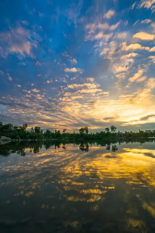 锦官城上彩云飘