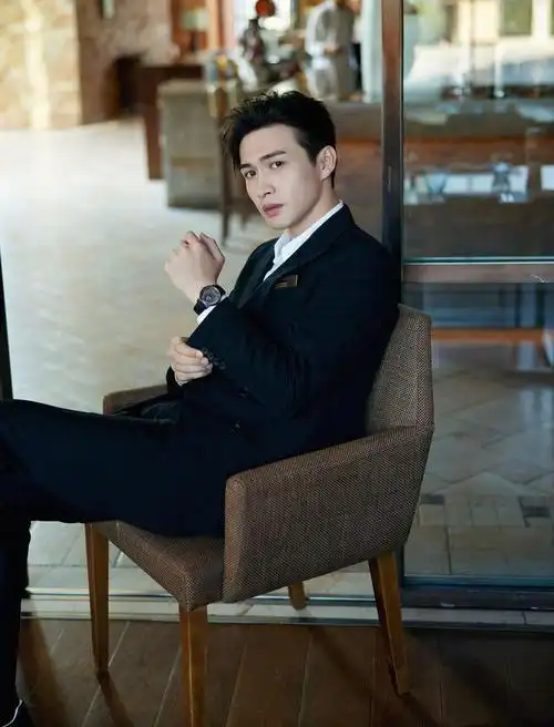 28岁张彬彬晒头围照对比景甜手反差太大被网友戏称头大人帅