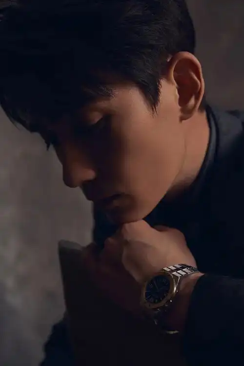 当下最火男明星朱一龙禁欲系西装帅气儒雅时尚写真