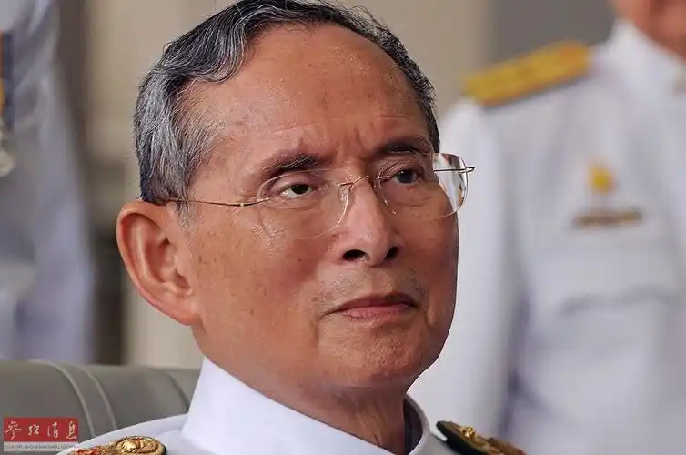 组图回顾泰国国王普密蓬阿杜德的传奇一生