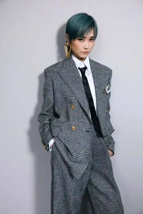 微博电影之夜##李宇春微博电影之夜红毯