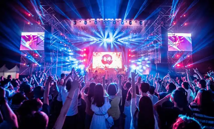 东胜未来云乐队的夏天星空草坪live音乐节